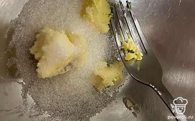 Размешать а лучше взбить сахар с маслом.