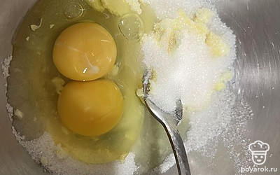 Добавить два яйца.