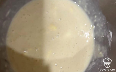 Добавить муку, молоко и разрыхритель.