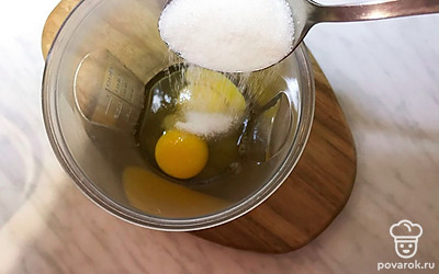 Моем яйца, нагретые при комнатной температуре. Разбиваем в ёмкость, всыпаем сахарный песок и щепотку соли, взбиваем. 