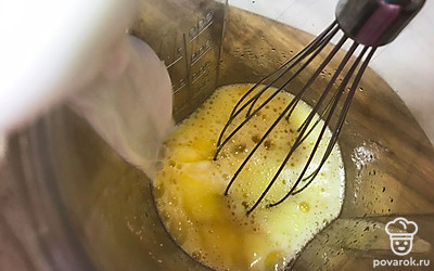 Вливаем молоко, так же нагретое при комнатной температуре. Перемешиваем.