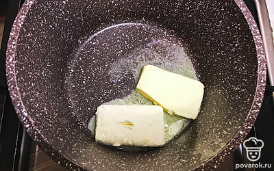 На маленьком огне растапливаем сливочное масло. Даём ему немного остыть.