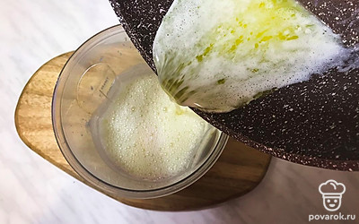 Вливаем растопленное остывшее масло в наше тесто, перемешиваем.