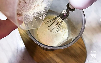 Всыпаем просеянную муку. Хорошо перемешиваем, до однородной консистенции.