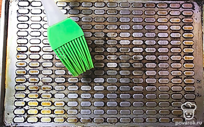 Нагреваем вафельницу. Всю поверхность, и низ и верх, хорошо смазываем сливочным маслом, с помощью силиконовой кисточки. 