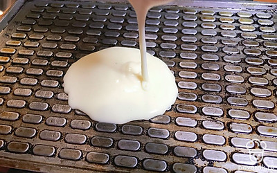 Небольшими порциями выливаем тесто и плотно зажимаем крышку вафельницы.