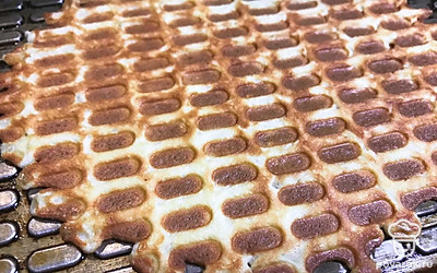 Вафли готовятся очень быстро, переодически открывайте крышку, и следите за их готовность. Полминуты и вуаля! Румяная вафля готова!