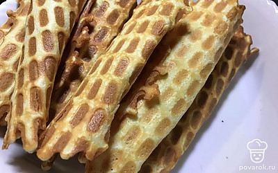 Не снимая вафлю, с помощь вилки, очень быстро скручиваю ее. 