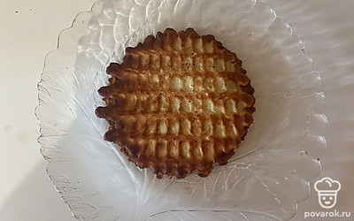 Сверху накройте второй вафлей.