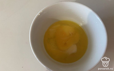 К нему добавьте сахар и яйцо.