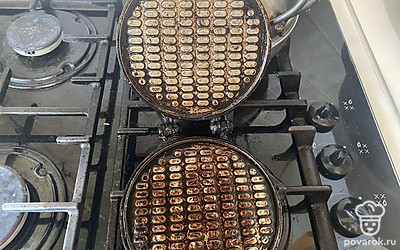 советскую форму для выпекания смажьте маслом и поставьте на огонь.