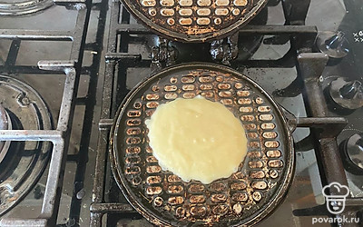 На раскалённую форму выложите часть теста.