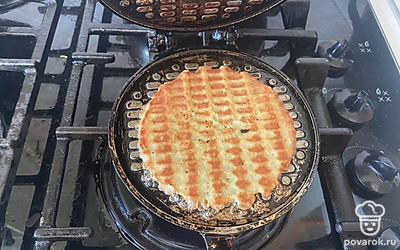 Выпекайте в течение 5 минут каждую вафлю.