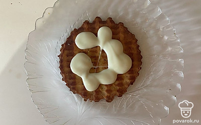 Остывшую вафлю выложите на тарелку и сверху полейте сгущенным молоком.