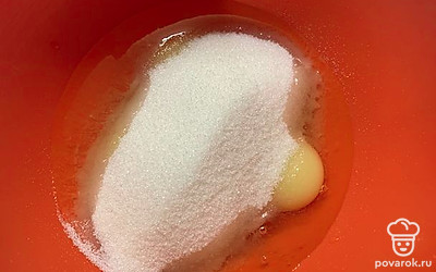Яйца смешиваем с сахаром до пышной белой массы.