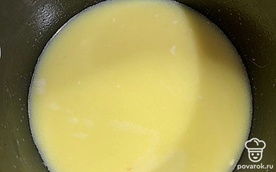 Сливочное масло растапливаем на плите и добавляем молоко, не кипятим.