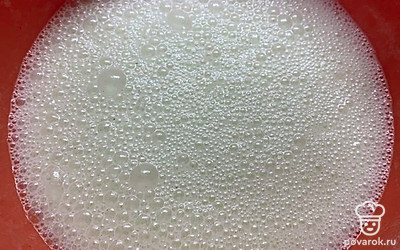 Остывшее масло с молоком вливаем в яичную смесь и хорошо перемешиваем, добавляем ванильный сахар и соль. 