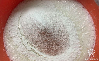 Обязательно просеиваем муку в нашу смесь, хорошо перемешиваем.