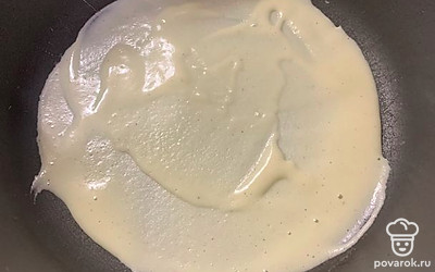 На раскалённую сковородку вливаем наше тесто и разравниваем силиконовой лопаткой. Сковородку маслом мазать не нужно, она должна быть антипригарная. 