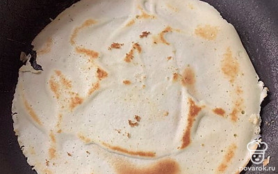 Обжариваем с двух сторон, убираем на тарелку и горячий блин сразу же закатываем в трубочку, иначе быстро застынет. 