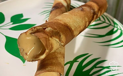 Подавать можно как порционно, так и на общей тарелке. В качестве начинки у меня был сладкий крем: вареная сгущёнка и сливочное масло. Вы можете выбрать любую начинку. 