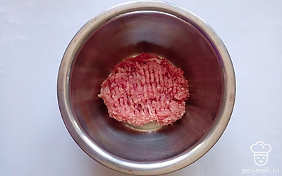Измельчить свинину в фарш.