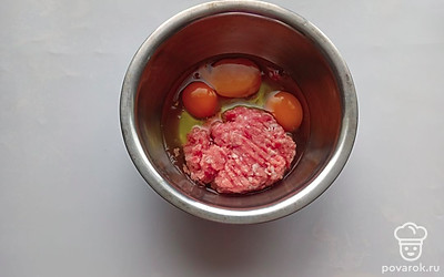 Добавить яйца, соль, специи, вымешать.