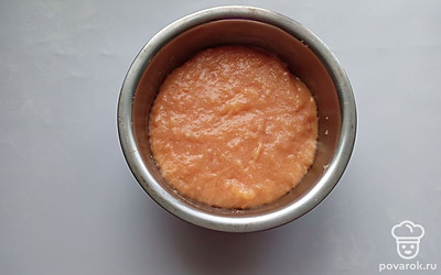 Всыпать муку, перемешать тесто до однородности. Выпекать на максимальной температуре в вафельнице 15 минут.