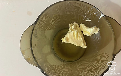 Сливочное масло поместите в отдельную посуду.