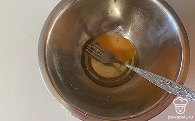 В миску разбейте яйцо.