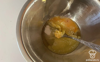 туда же добавьте растопленное сливочное масло