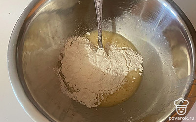 К яичной смеси просейте муку.