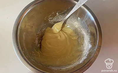 Тщательно перемешайте до исчезновения комочков муки.