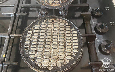 Форму для вафель смажьте растительным маслом и поставьте на огонь.