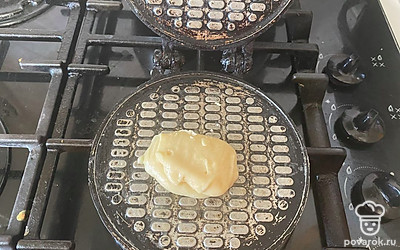 Тесто выложите столовой ложкой в форму.