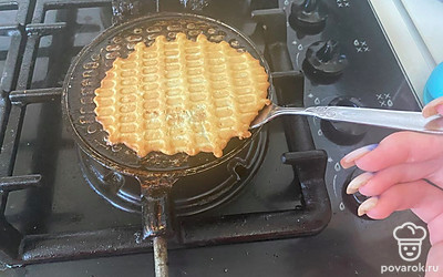 Обжаривайте каждую вафлю с двух сторон в течение 1-2 минут.