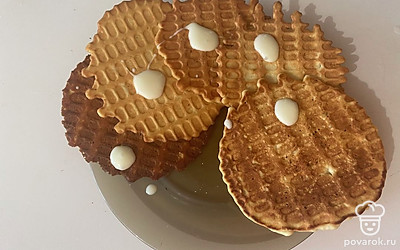 Подавайте вафли к столу со сгущенным молоком или карамелью.