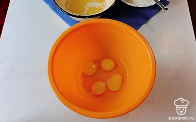 В миску добавить яйца. 