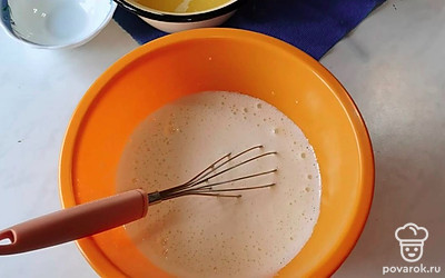 К яйцам добавить сахар, ванилин, соль, перемешать венчиком.