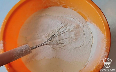 В смесь добавить муку, разрыхлитель, масло. Хорошо перемешать. 