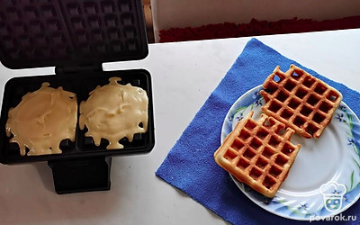 Разогреть вафельницу. Небольшое количества теста добавить в вафельницу. Закрыть вафельницу на пару минут. Приготовить все вафли до окончания теста.
