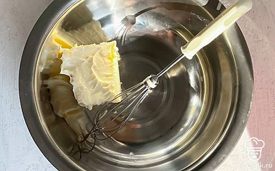 Размягчите масло. Для этого заранее достаньте его из холодильника.