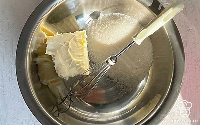 Разотрите размягченное масло с сахаром руками или венчиком.