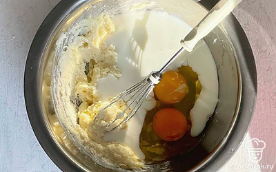 Добавьте муку, разрыхлитель, лимонный сок и соль.