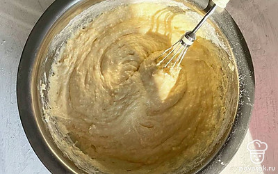 Вымесите тесто до однородной консистенции.