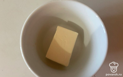 В посуду поместите сливочное масло.