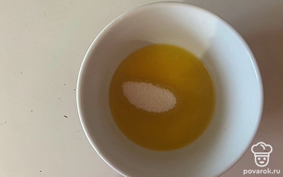 В масло добавьте сахар.