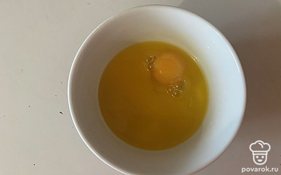 Туда же разбейте яйцо.