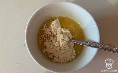 К смеси просейте муку.