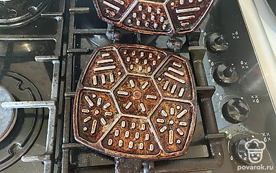 Форму для выпекания смажьте растительным маслом.